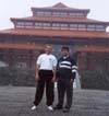 Чин Фан Сён и Скалозуб А. На фоне Дворца большого Будды (10000 будд). Монастырь Чуан Йень.